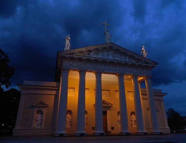 Vilnius cathedral at night 11