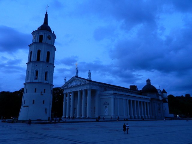 Vilnius cathedral at night 2