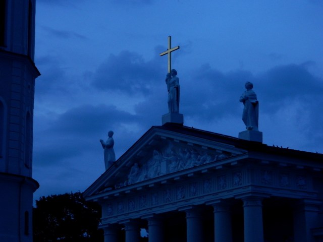 Vilnius cathedral at night 3