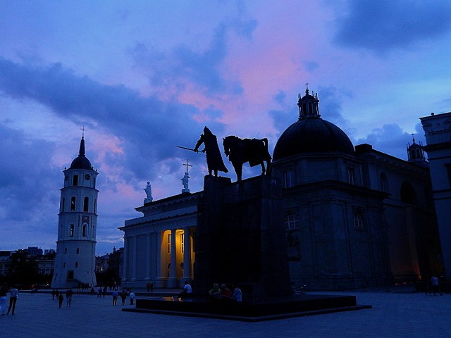 Vilnius cathedral at night 4