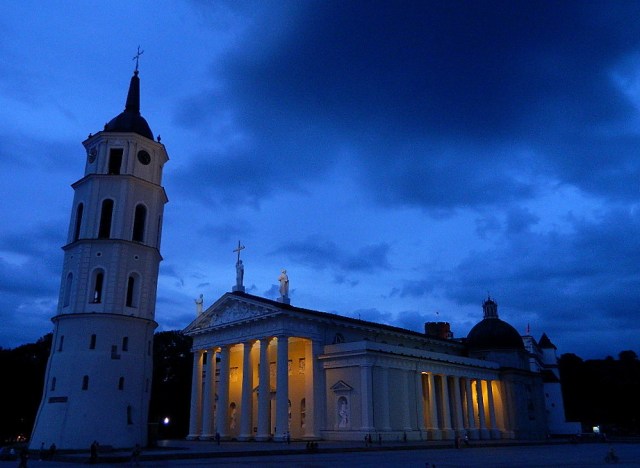 Vilnius cathedral at night 6