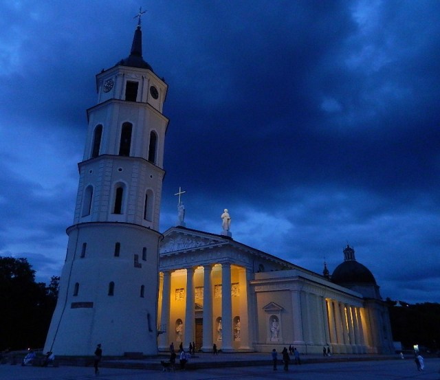 Vilnius cathedral at night 8