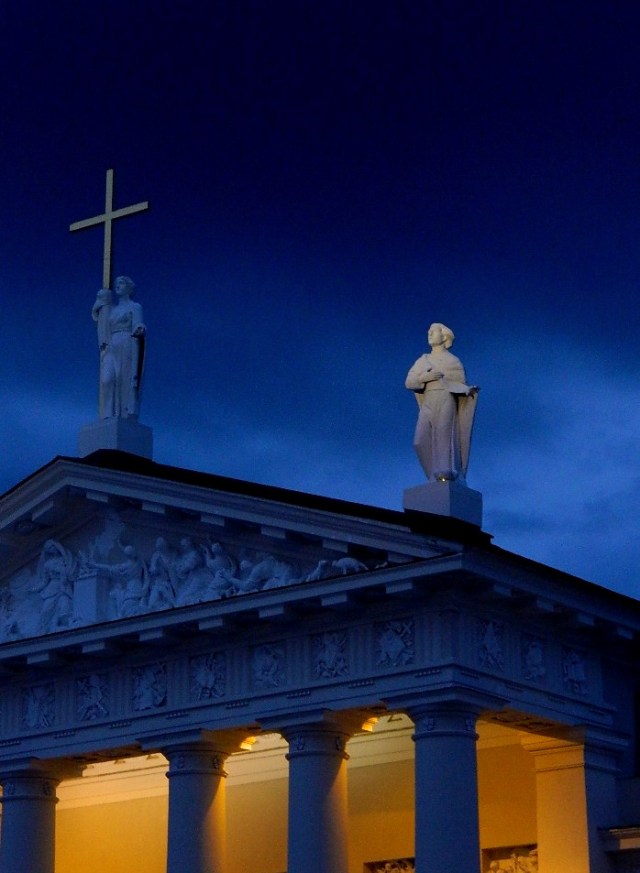 Vilnius cathedral at night 9