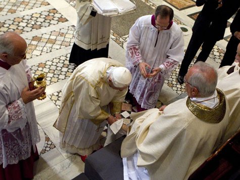 Papst Benedikt XVI wäscht Füsse