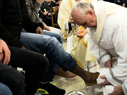 Papst Franziskus wäscht Füsse von Gefangenen