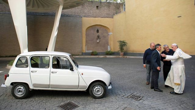 Papst Franziskus Renault R4