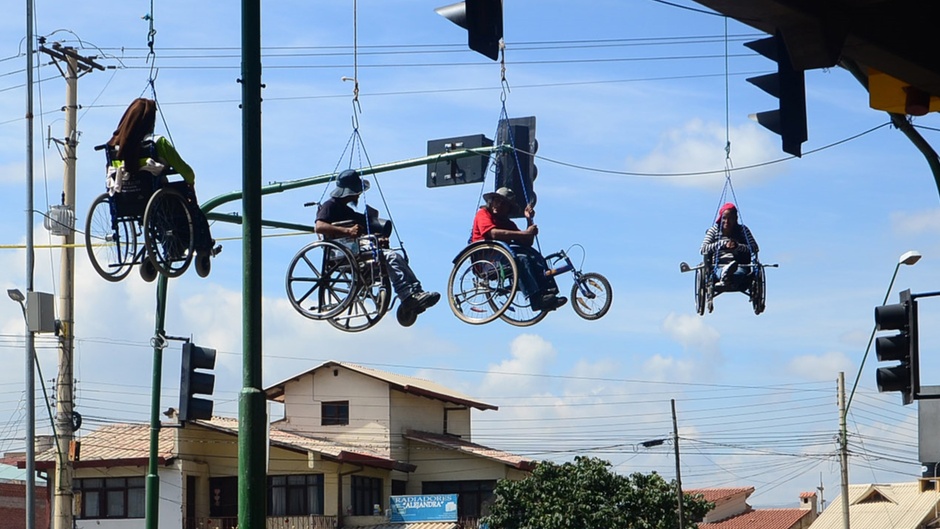 Rollstuhlfahrer Brücke 2