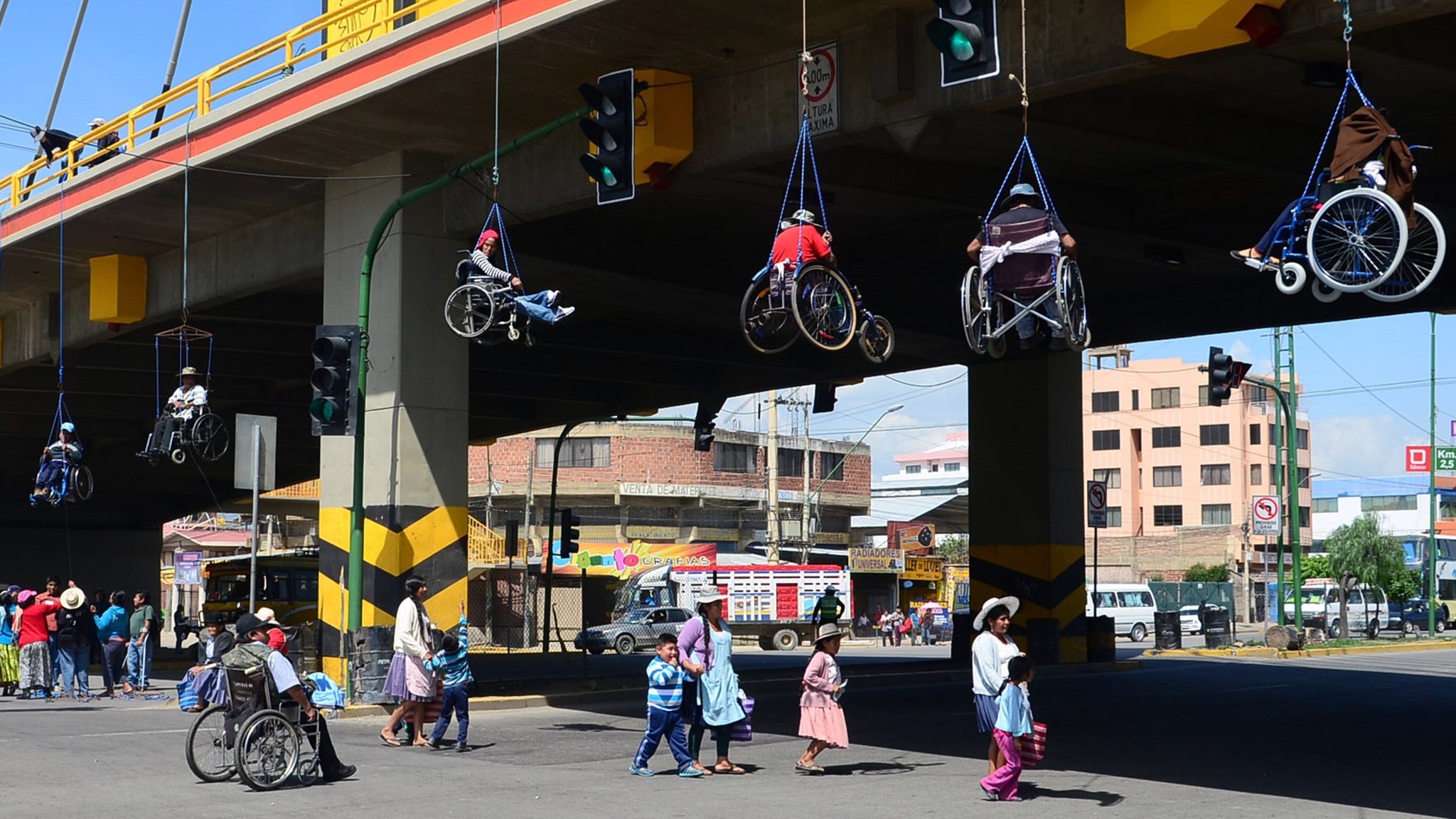 Rollstuhlfahrer Brücke.jpg