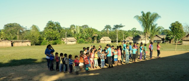 Kinder vor Schule.JPG