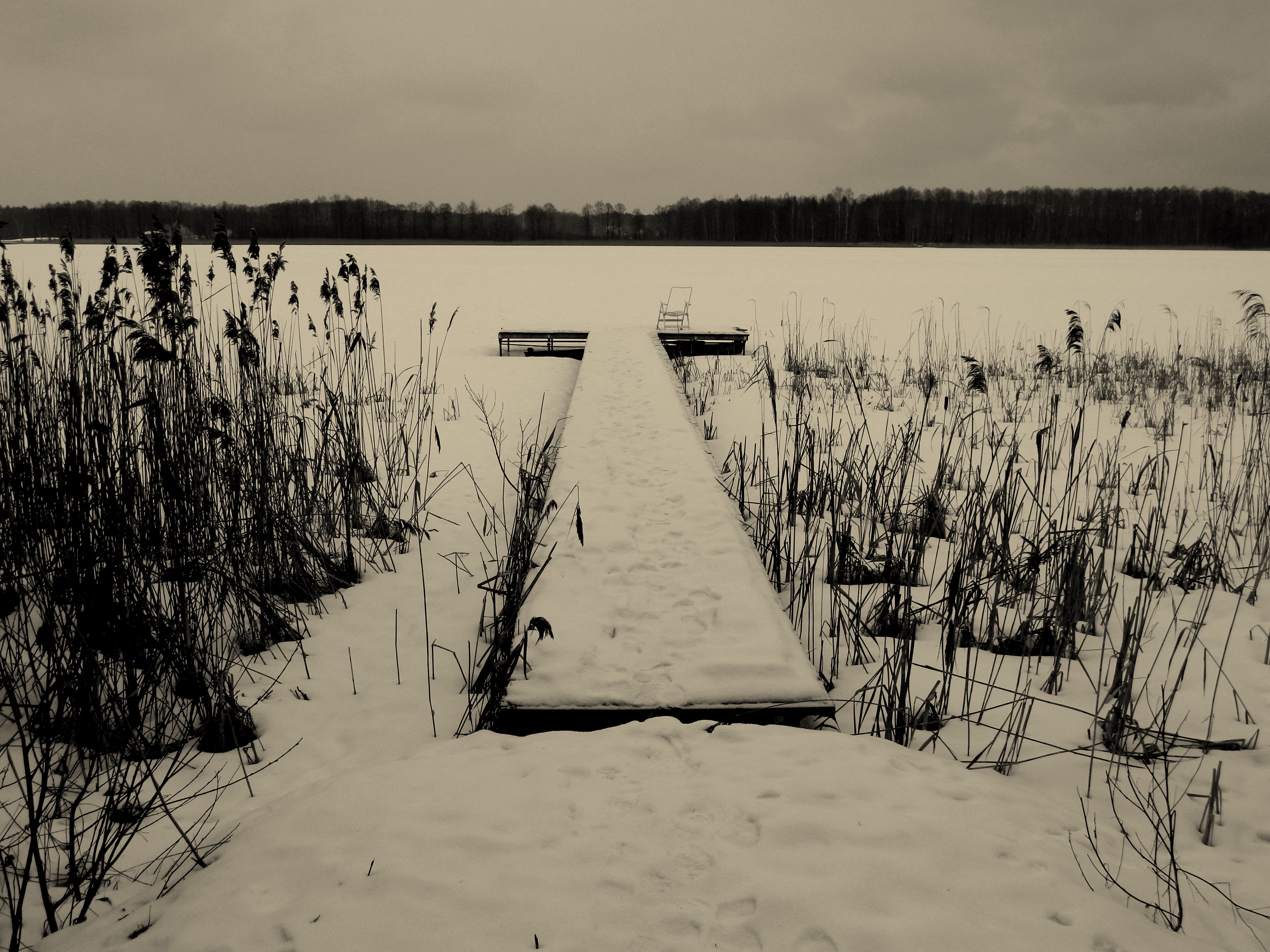empty chair on pontoon Grutas.JPG