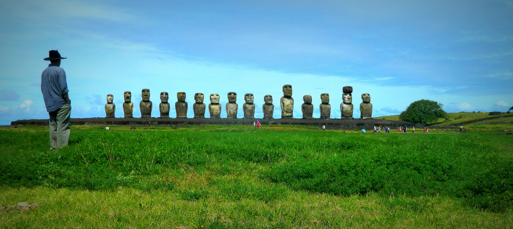 Andreas Moser Tongariki mit Hut.JPG