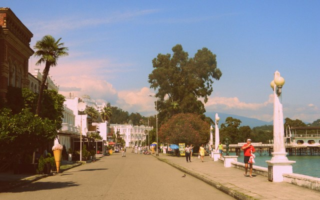 corniche sukhumi.JPG