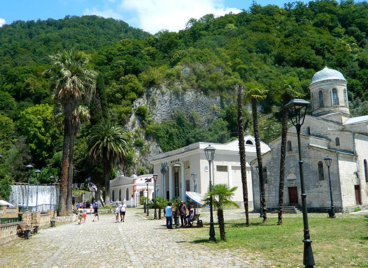 Kirche Museum Wasserfall.JPG