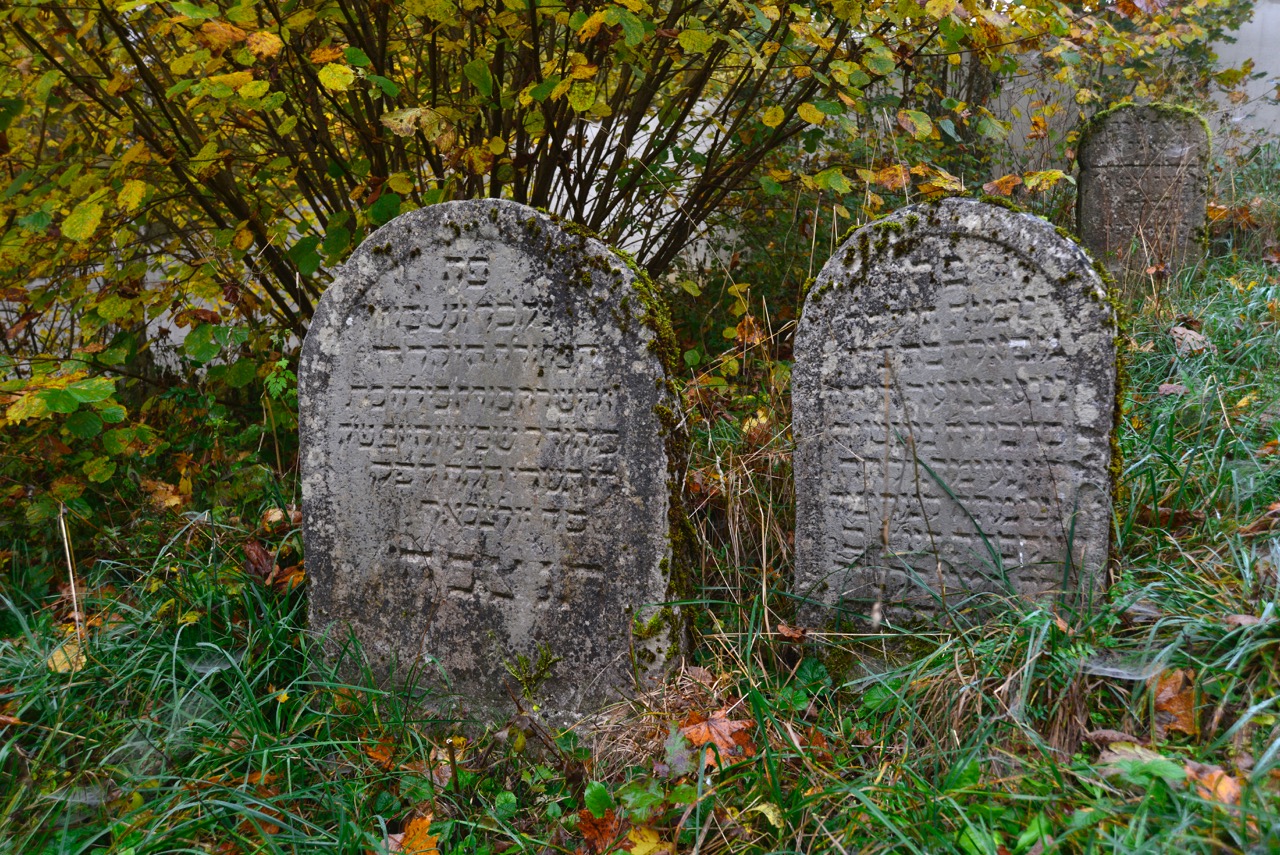 Jüdischer Friedhof Grabsteine hebräisch.jpeg