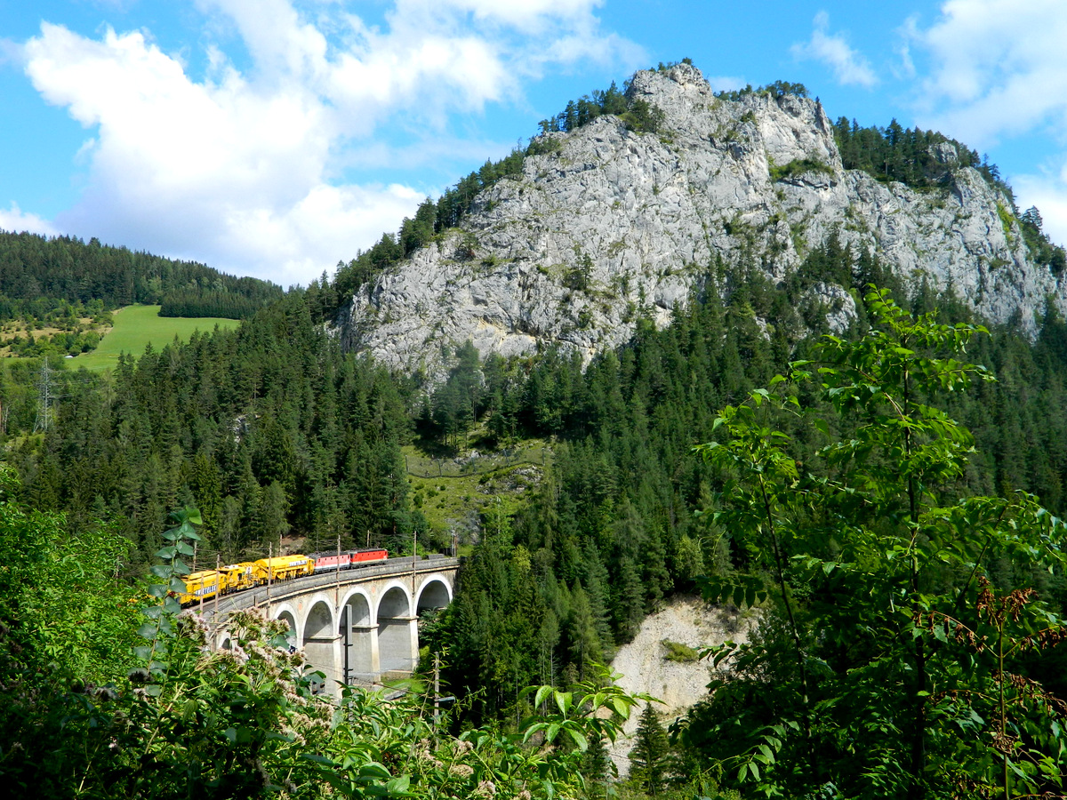 Kurve bei Gegha-Museum mit Zug.JPG
