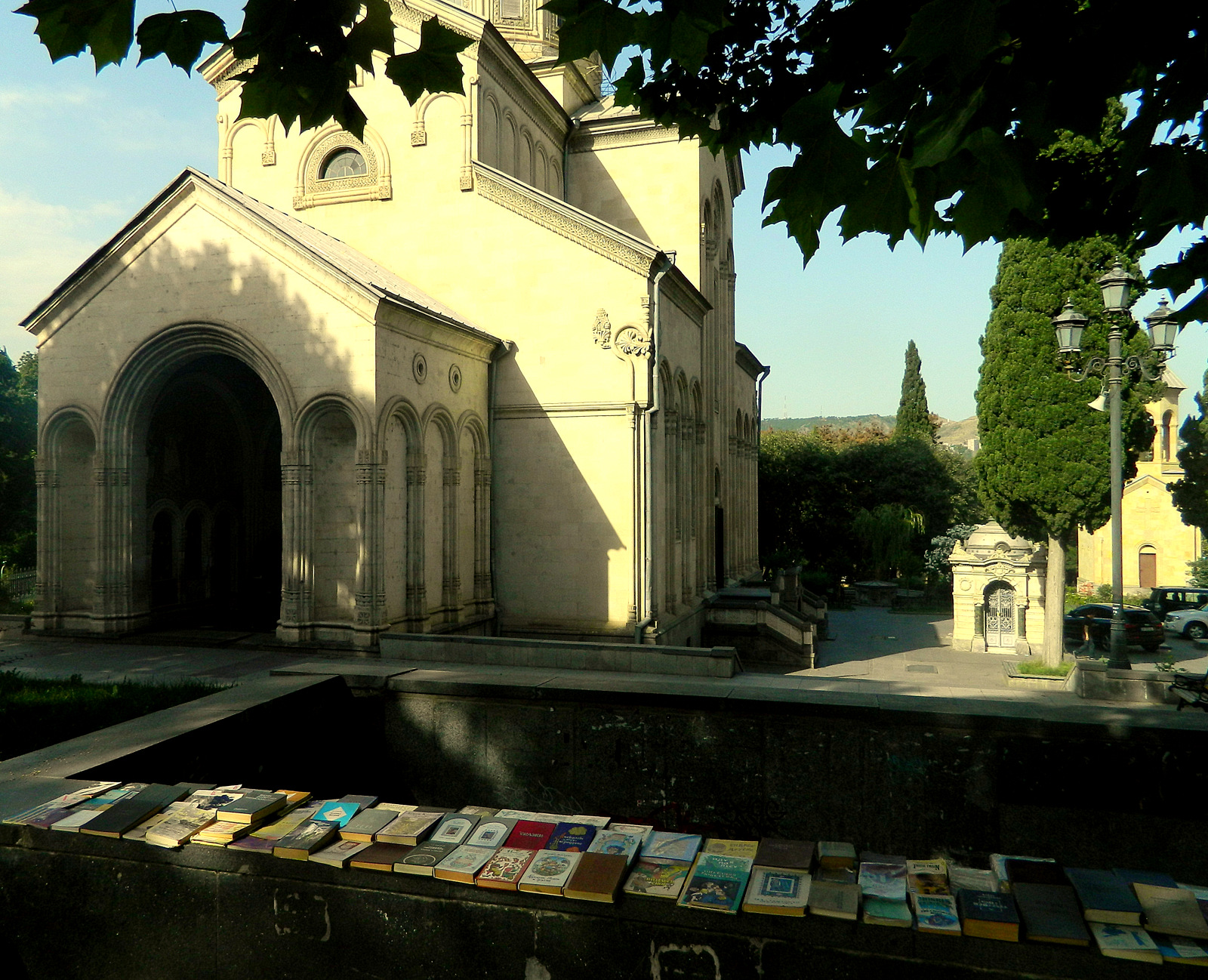 Büher vor Kirche.JPG