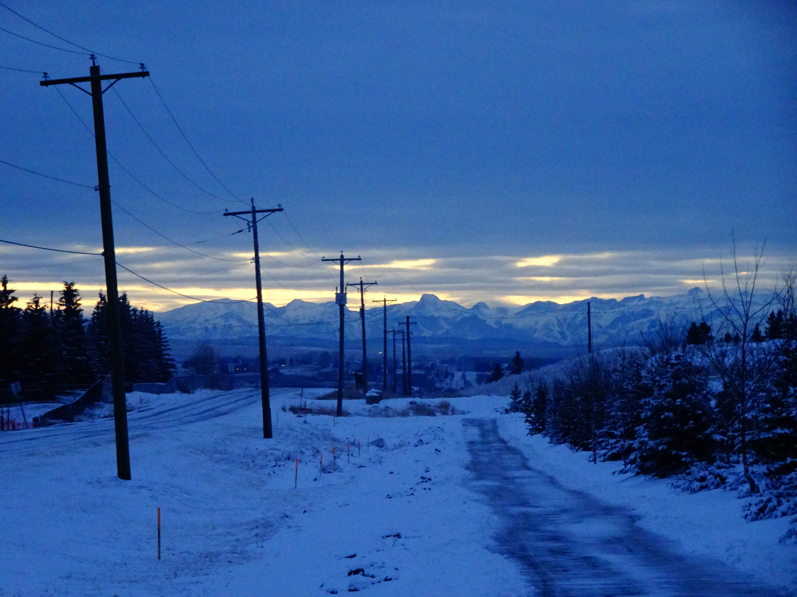 Bearspaw with mountains.JPG