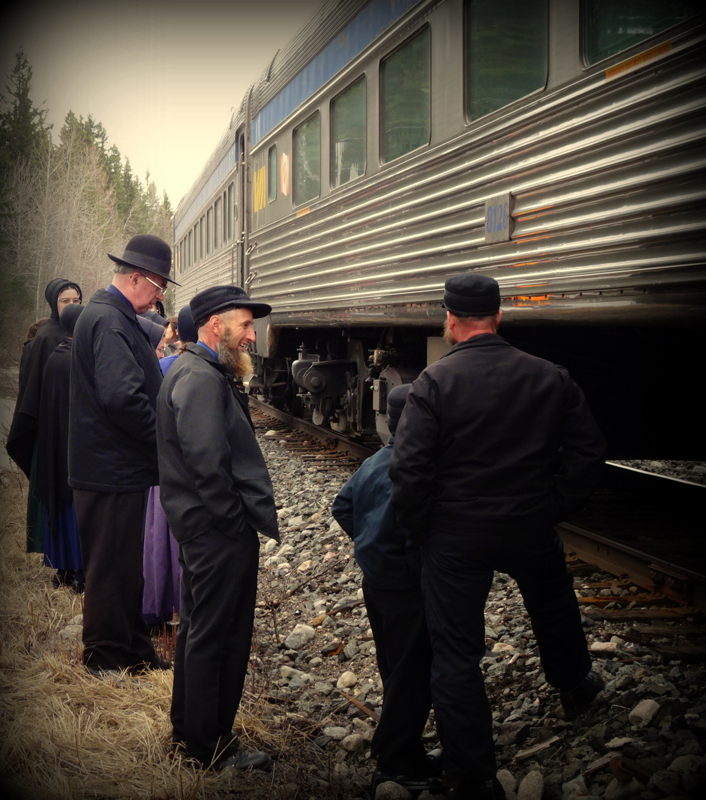 Mennoniten neben Zug.JPG