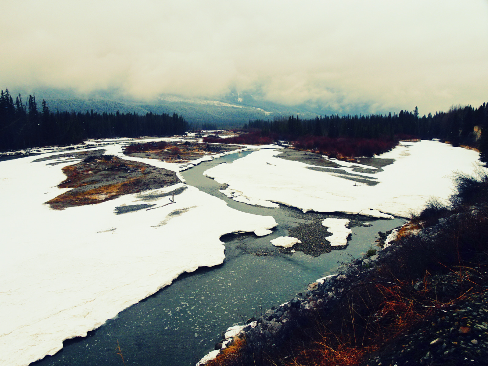 Fluss zw Canmore und Banff.JPG