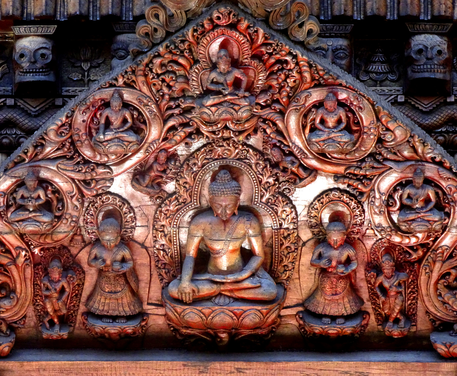 Schnitzereien mit Totenkopf