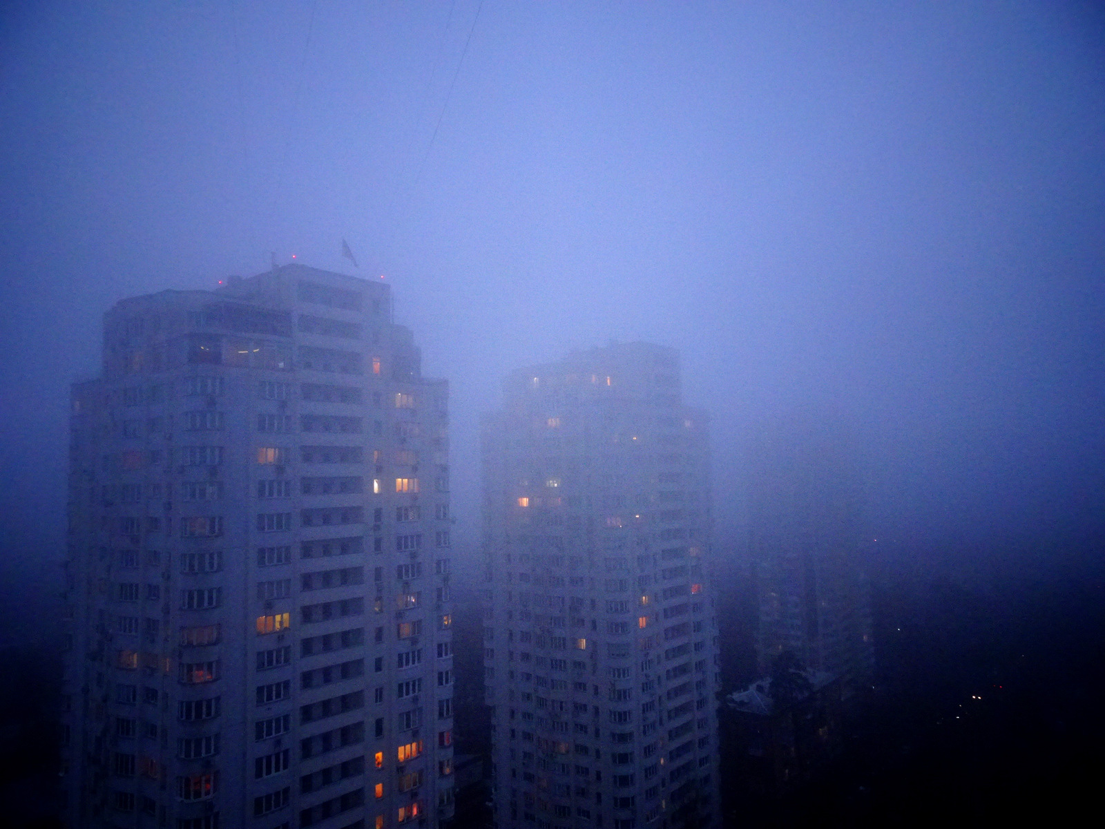 Hochhäuser im Nebel