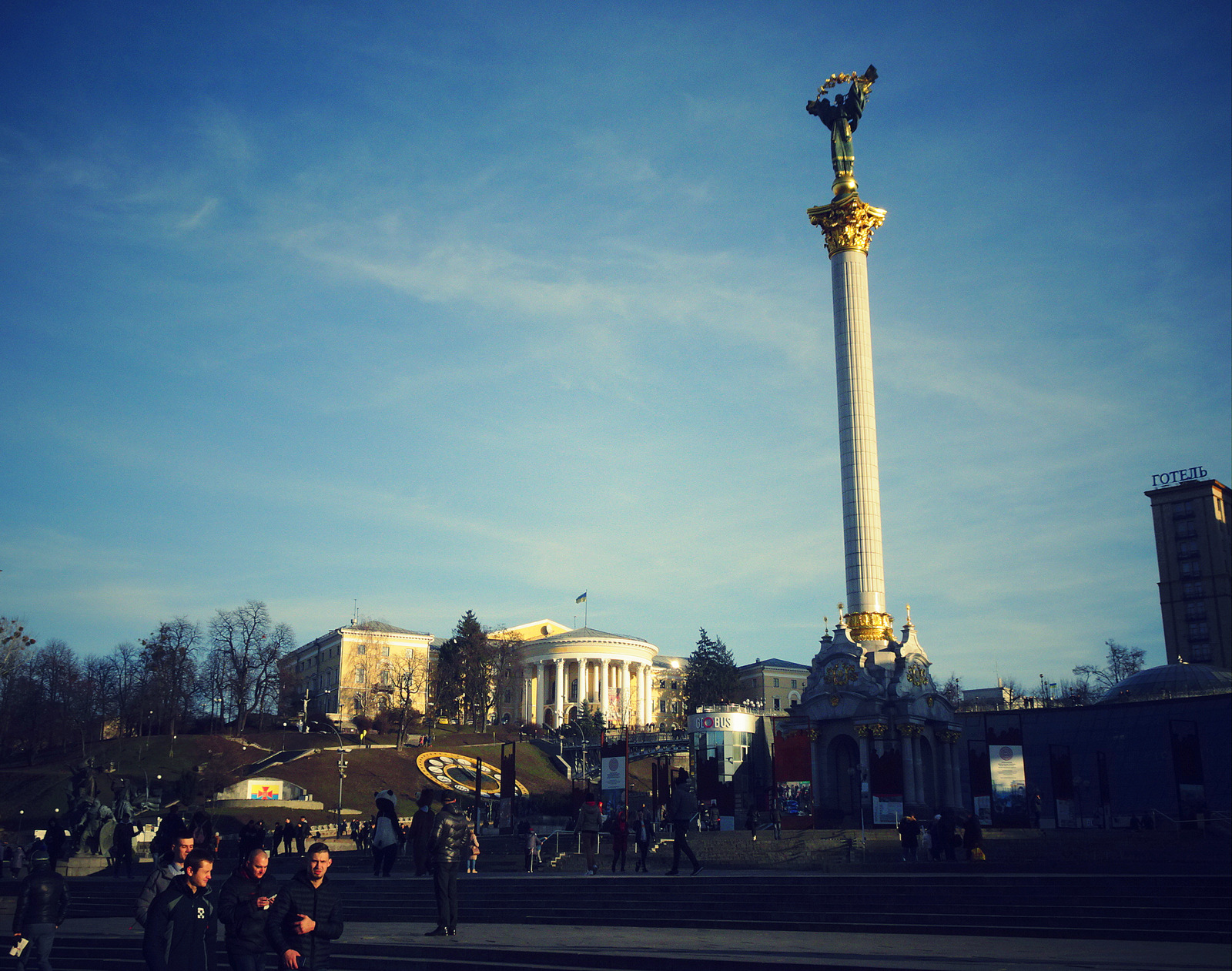 Säule Maidan breit.JPG
