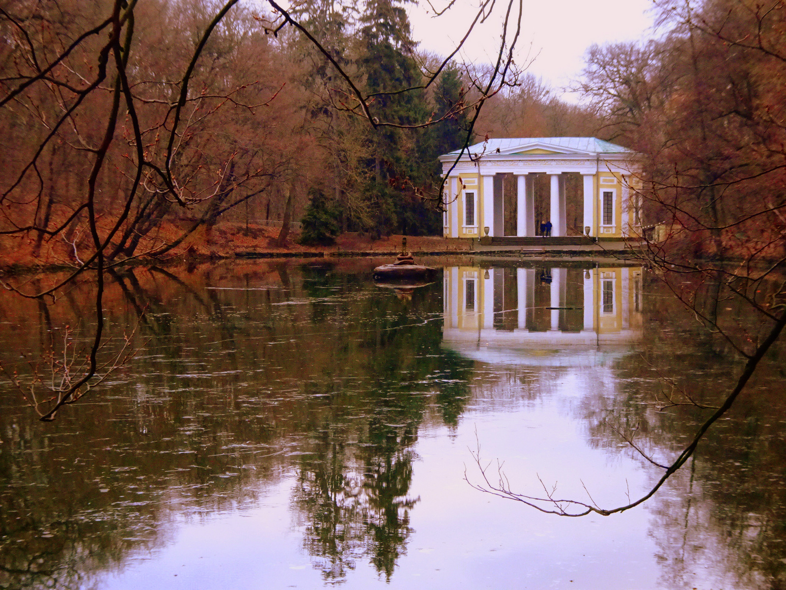 Bauwerk gespiegelt.JPG