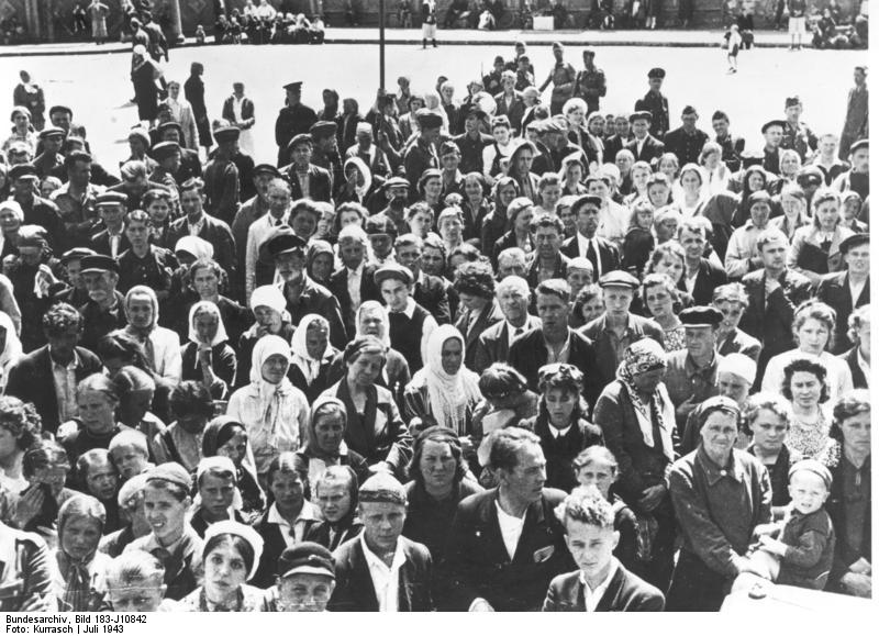 Gruppe von Ostarbeitern vor Fahrt nach Deutschland