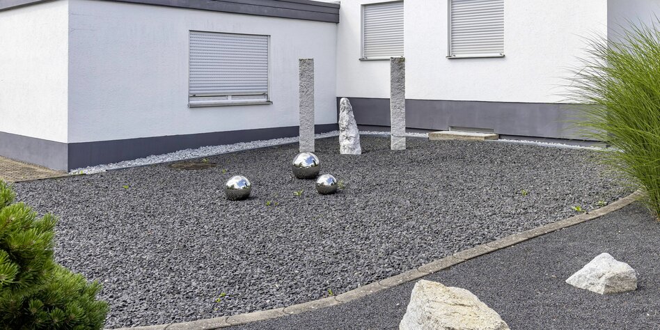 Schottergarten vor einem Einfamilienhaus. Schottergärten sind in Baden-Württemberg eigentlich bereits verboten jetzt sol